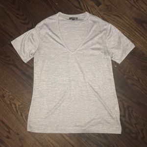 Casual grey t-shirt with chocker-v neck line🤍